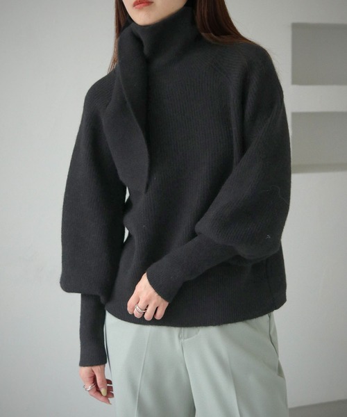 cheriella(シェリエラ)の「【cheriella】バッククロスデザインハイネックニット BACK CROSS DESIGN HIGH-NECK KNIT(ニット/セーター・レディース・パープル/ブラウン/ブルー/ブラック/アイボリー・M)」の3枚目の写真