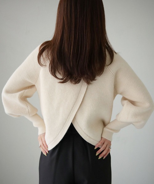 cheriella(シェリエラ)の「【cheriella】バッククロスデザインハイネックニット BACK CROSS DESIGN HIGH-NECK KNIT(ニット/セーター・レディース・パープル/ブラウン/ブルー/ブラック/アイボリー・M)」の10枚目の写真