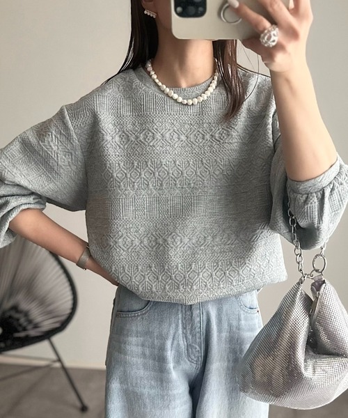 セール】幾何学柄 エンボス 裾ドロスト プルオーバー