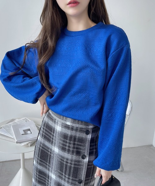 Eclat one（エクラワン）の「幾何学柄 エンボス 裾ドロスト プルオーバー（スウェット・レディース・ブラック/グレー/オフホワイト/ブルー・FREE）」の4枚目の写真