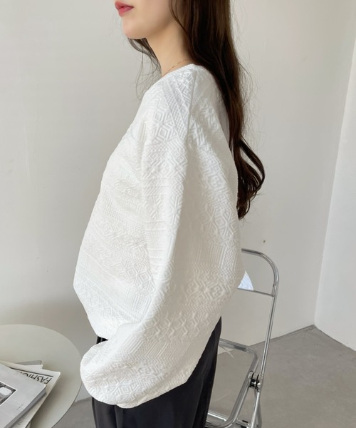 Eclat one（エクラワン）の「幾何学柄 エンボス 裾ドロスト プルオーバー（スウェット・レディース・ブラック/グレー/オフホワイト/ブルー・FREE）」の14枚目の写真