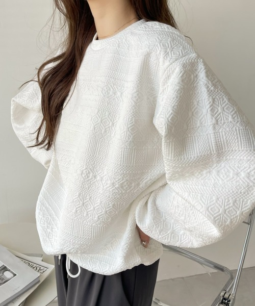 Eclat one（エクラワン）の「幾何学柄 エンボス 裾ドロスト プルオーバー（スウェット・レディース・ブラック/グレー/オフホワイト/ブルー・FREE）」の17枚目の写真