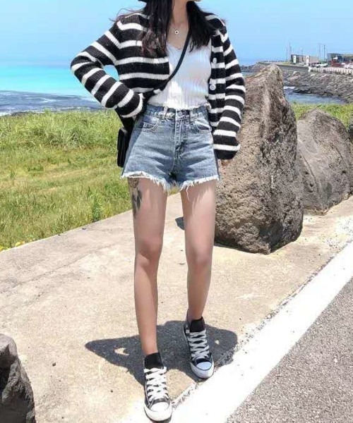 B.I.D.(ビーアイディー)の「カットオフダメージハイウエストデニムショートパンツ(デニムパンツ・レディース・グレー/ブルー/ホワイト/ブラック・MEDIUM/SMALL)」の10枚目の写真