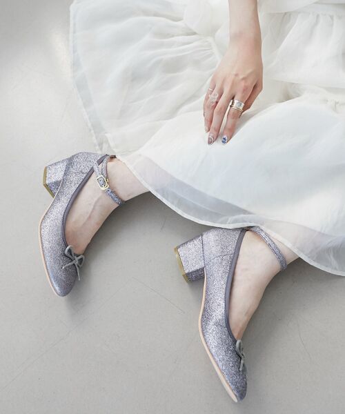 MAJESTIC LEGON（マジェスティックレゴン）の「【WEB限定S・XLサイズあり】ラメリボンパンプス（パンプス・レディース・ゴールド/ピンク/シルバー/ダークグレー・LARGE/SMALL/MEDIUM/X-LARGE）」の2枚目の写真