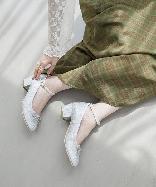 MAJESTIC LEGON（マジェスティックレゴン）の「【WEB限定S・XLサイズあり】ラメリボンパンプス（パンプス・レディース・ゴールド/ピンク/シルバー/ダークグレー・LARGE/SMALL/MEDIUM/X-LARGE）」の7枚目の写真