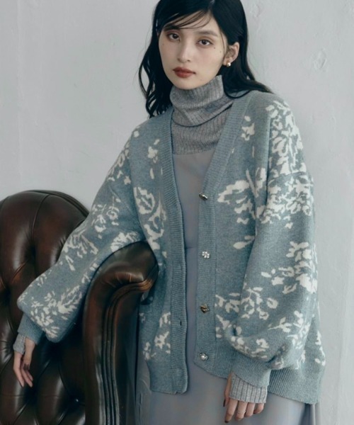 ECREL（エクレール）の「フラワービジューカーディガン（ニット/セーター・レディース・ピンク/ライトグレー/グレー/ブルー/ベージュ/ボルドー・FREE）」の4枚目の写真