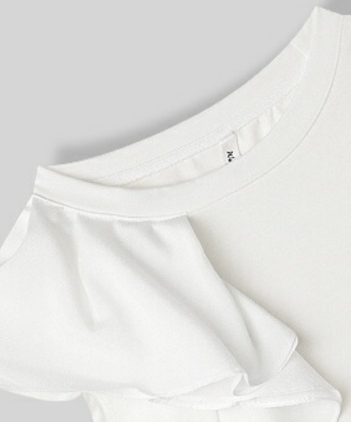 COCOMOMO(ココモモ)の「ラッフルフリルがアクセント ショルダーフリルカットソー アシンメトリー フリル 半袖 Tシャツ カットソー アシメ 半袖Tシャツ きれいめカジュアル 春服 夏服(Tシャツ/カットソー・レディース・ホワイト/ブラック・M/L)」の3枚目の写真