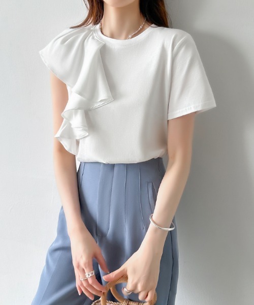 COCOMOMO(ココモモ)の「ラッフルフリルがアクセント ショルダーフリルカットソー アシンメトリー フリル 半袖 Tシャツ カットソー アシメ 半袖Tシャツ きれいめカジュアル 春服 夏服(Tシャツ/カットソー・レディース・ホワイト/ブラック・M/L)」の8枚目の写真