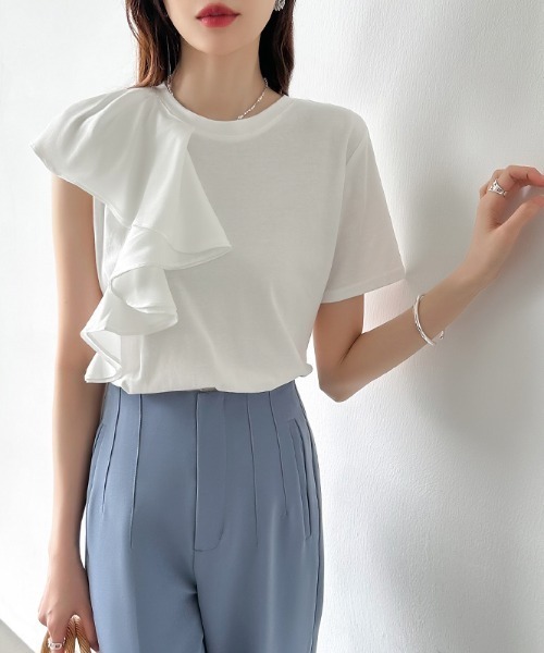 COCOMOMO(ココモモ)の「ラッフルフリルがアクセント ショルダーフリルカットソー アシンメトリー フリル 半袖 Tシャツ カットソー アシメ 半袖Tシャツ きれいめカジュアル 春服 夏服(Tシャツ/カットソー・レディース・ホワイト/ブラック・M/L)」の11枚目の写真
