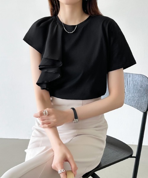 COCOMOMO(ココモモ)の「ラッフルフリルがアクセント ショルダーフリルカットソー アシンメトリー フリル 半袖 Tシャツ カットソー アシメ 半袖Tシャツ きれいめカジュアル 春服 夏服(Tシャツ/カットソー・レディース・ホワイト/ブラック・M/L)」の16枚目の写真