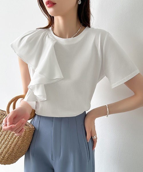 COCOMOMO(ココモモ)の「ラッフルフリルがアクセント ショルダーフリルカットソー アシンメトリー フリル 半袖 Tシャツ カットソー アシメ 半袖Tシャツ きれいめカジュアル 春服 夏服(Tシャツ/カットソー・レディース・ホワイト/ブラック・M/L)」の7枚目の写真