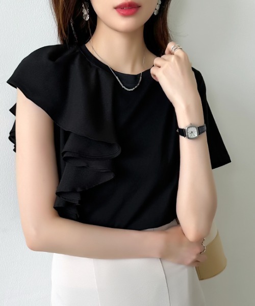 COCOMOMO(ココモモ)の「ラッフルフリルがアクセント ショルダーフリルカットソー アシンメトリー フリル 半袖 Tシャツ カットソー アシメ 半袖Tシャツ きれいめカジュアル 春服 夏服(Tシャツ/カットソー・レディース・ホワイト/ブラック・M/L)」の12枚目の写真