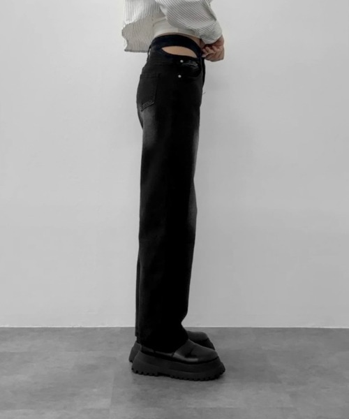 jiasecond.(ジアセカンド)の「【jiasecond.】ウエストカットアウトデニムパンツ / ボトムス 肌見せ ワイド ルーズ ストレート ブラック(デニムパンツ・レディース・ブラック・FREE)」の4枚目の写真