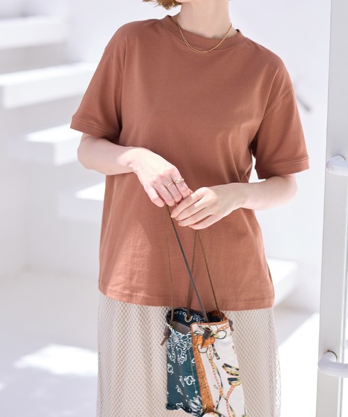 BELLUNA PLUS（ベルーナ）の「【ヒンヤリ / ＵＶ対策】新色追加！ヒンヤリ綿１００％Ｔシャツ　プチプラ / カラバリ豊富 / 接触冷感（Tシャツ/カットソー・レディース・イエロー系/ロイヤルブルー/テラコッタ/ベージュ系/ブラック/ワイン/オリーブ/ホワイト系/オフホワイト/ホワイト系2/オリーブ系/イエロー系2/ホワイト/ベージュ系2/ピンク/オレンジ系/ブラック系/ブルー/グリーン/レッド/パープル系/ネイビー/ボルドー/ブラウン系・LARGE/X-LARGE/MEDIUM/SMALL）」の7枚目の写真