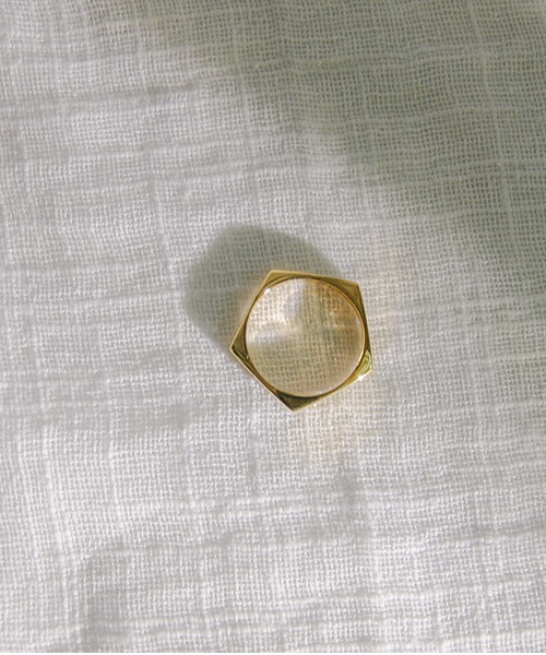 TUWAKRIM（トゥワクリム）の「【TUWAKRIM】ヘキサゴンリング（リング・レディース・ゴールド・LARGE/X-LARGE）」の2枚目の写真