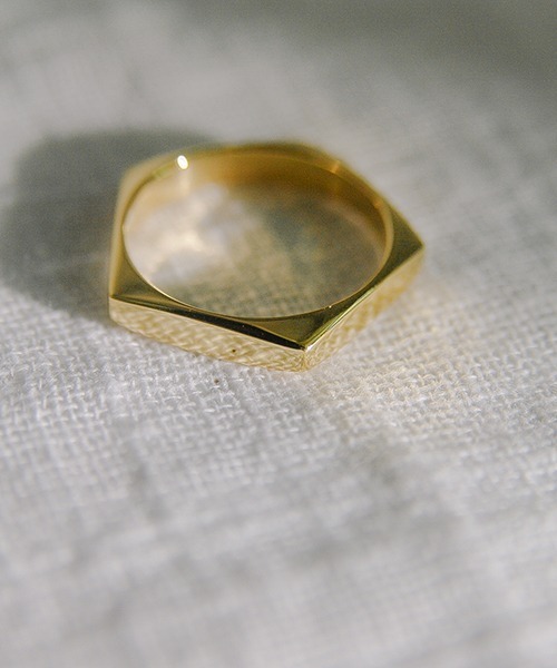 TUWAKRIM（トゥワクリム）の「【TUWAKRIM】ヘキサゴンリング（リング・レディース・ゴールド・LARGE/X-LARGE）」の4枚目の写真