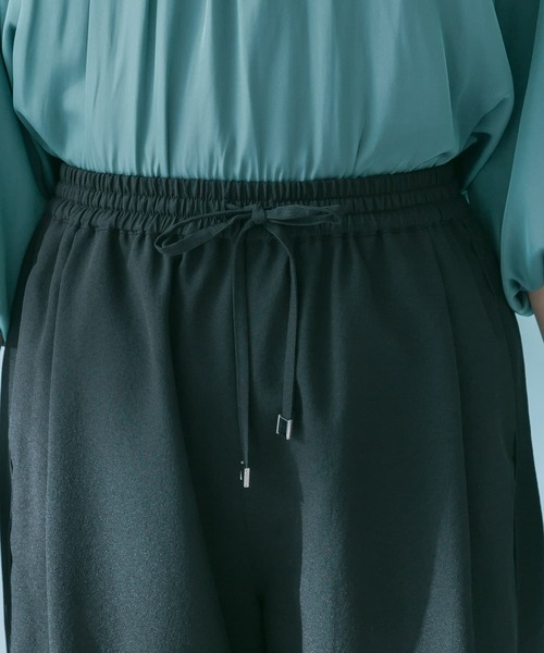 URBAN RESEARCH ROSSO WOMEN（アーバンリサーチ　ロッソ）の「『UR TECH DRYLUXE』ドロストパンツ（その他パンツ・レディース・ブラック/チャコールグレー・FREE）」の21枚目の写真