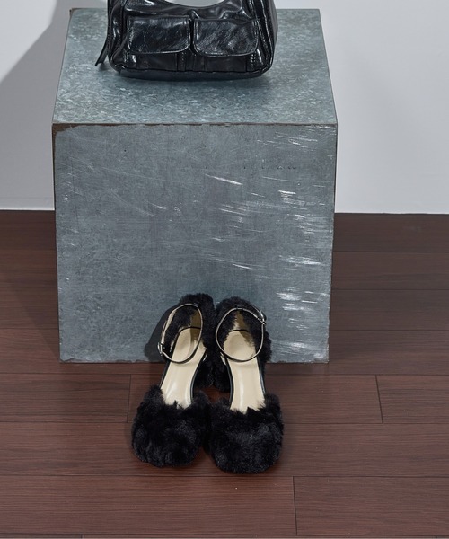 THE YOn（ザヨン）の「エコファーチャンキーヒールストラップパンプス（パンプス・レディース・ブラック/アイボリー/ラベンダー・38/37/36）」の22枚目の写真