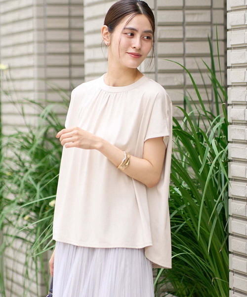 a.v.v(アーヴェヴェ)の「【接触冷感/UVカット/洗える】ギャザーネックカットソー(Tシャツ/カットソー・レディース・グリーン/ブラック/ホワイト/ライトグレー/ダークインディゴブルー/ライラック・40/38/36/42/34)」の1枚目の写真