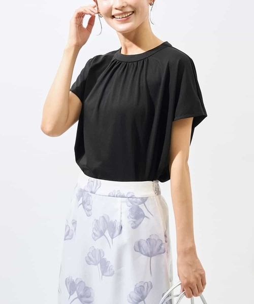 a.v.v(アーヴェヴェ)の「【接触冷感/UVカット/洗える】ギャザーネックカットソー(Tシャツ/カットソー・レディース・グリーン/ブラック/ホワイト/ライトグレー/ダークインディゴブルー/ライラック・40/38/36/42/34)」の3枚目の写真