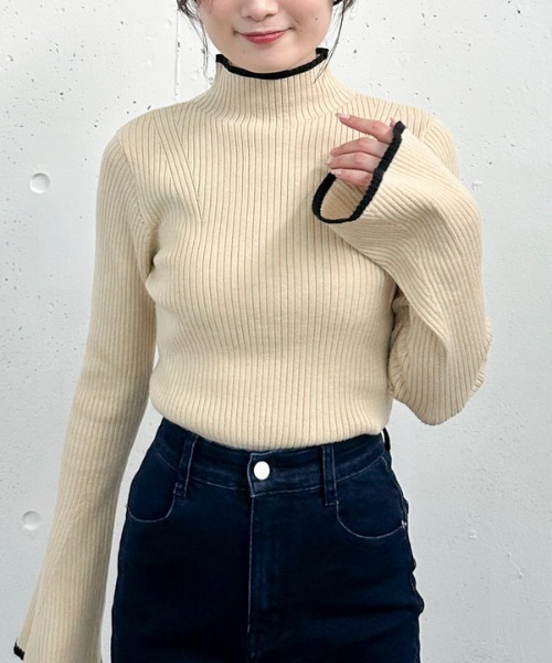 archives（アルシーヴ）の「配色フレアスリーブリブニット（ニット/セーター・レディース・ブラック/グレー/アイボリー・MEDIUM）」の4枚目の写真