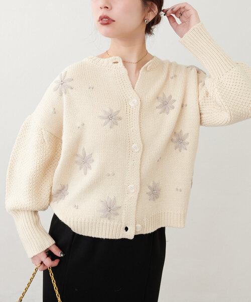 natural couture(ナチュラルクチュール)の「【WEB限定】お花刺繍袖タックカーデ(カーディガン/ボレロ・レディース・チャコールグレー/アイボリー/サックスブルー/レッド・FREE)」の20枚目の写真
