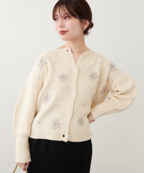 natural couture(ナチュラルクチュール)の「【WEB限定】お花刺繍袖タックカーデ(カーディガン/ボレロ・レディース・チャコールグレー/アイボリー/サックスブルー/レッド・FREE)」の21枚目の写真