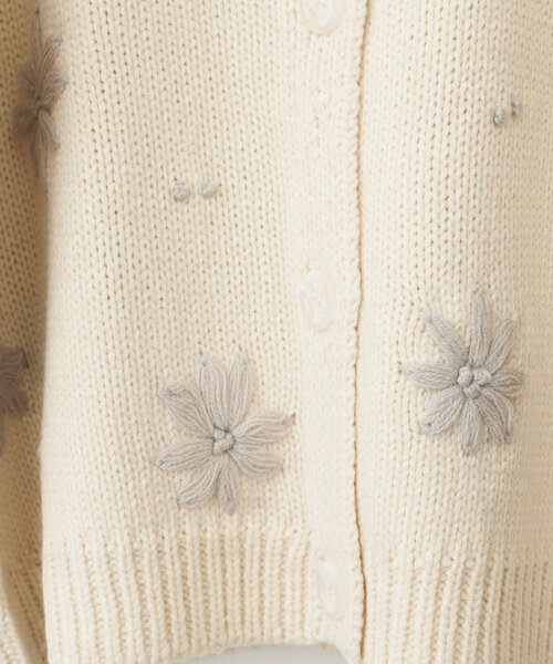 natural couture(ナチュラルクチュール)の「【WEB限定】お花刺繍袖タックカーデ(カーディガン/ボレロ・レディース・チャコールグレー/アイボリー/サックスブルー/レッド・FREE)」の22枚目の写真
