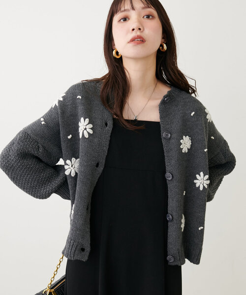 natural couture(ナチュラルクチュール)の「【WEB限定】お花刺繍袖タックカーデ(カーディガン/ボレロ・レディース・チャコールグレー/アイボリー/サックスブルー/レッド・FREE)」の14枚目の写真