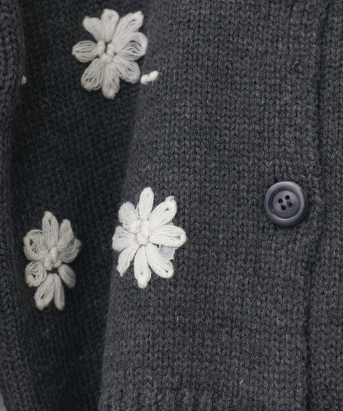 natural couture(ナチュラルクチュール)の「【WEB限定】お花刺繍袖タックカーデ(カーディガン/ボレロ・レディース・チャコールグレー/アイボリー/サックスブルー/レッド・FREE)」の15枚目の写真