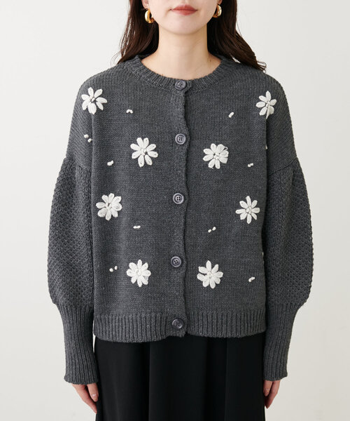 natural couture(ナチュラルクチュール)の「【WEB限定】お花刺繍袖タックカーデ(カーディガン/ボレロ・レディース・チャコールグレー/アイボリー/サックスブルー/レッド・FREE)」の16枚目の写真