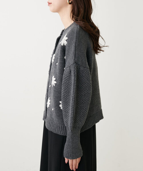 natural couture(ナチュラルクチュール)の「【WEB限定】お花刺繍袖タックカーデ(カーディガン/ボレロ・レディース・チャコールグレー/アイボリー/サックスブルー/レッド・FREE)」の17枚目の写真