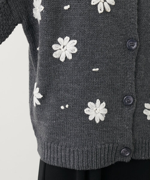 natural couture(ナチュラルクチュール)の「【WEB限定】お花刺繍袖タックカーデ(カーディガン/ボレロ・レディース・チャコールグレー/アイボリー/サックスブルー/レッド・FREE)」の9枚目の写真