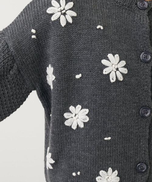 natural couture(ナチュラルクチュール)の「【WEB限定】お花刺繍袖タックカーデ(カーディガン/ボレロ・レディース・チャコールグレー/アイボリー/サックスブルー/レッド・FREE)」の10枚目の写真
