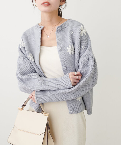 natural couture(ナチュラルクチュール)の「【WEB限定】お花刺繍袖タックカーデ(カーディガン/ボレロ・レディース・チャコールグレー/アイボリー/サックスブルー/レッド・FREE)」の11枚目の写真