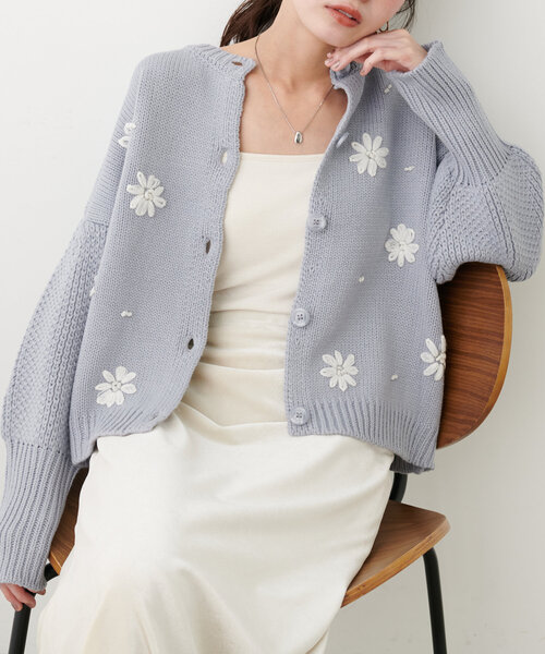 natural couture(ナチュラルクチュール)の「【WEB限定】お花刺繍袖タックカーデ(カーディガン/ボレロ・レディース・チャコールグレー/アイボリー/サックスブルー/レッド・FREE)」の6枚目の写真