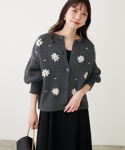 natural couture(ナチュラルクチュール)の「【WEB限定】お花刺繍袖タックカーデ(カーディガン/ボレロ・レディース・チャコールグレー/アイボリー/サックスブルー/レッド・FREE)」の3枚目の写真