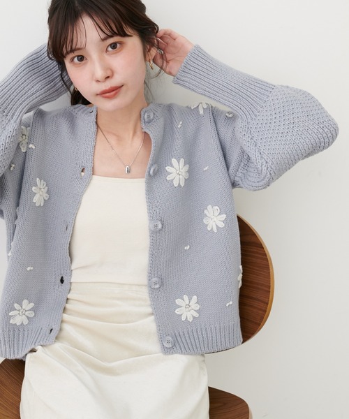 natural couture(ナチュラルクチュール)の「【WEB限定】お花刺繍袖タックカーデ(カーディガン/ボレロ・レディース・チャコールグレー/アイボリー/サックスブルー/レッド・FREE)」の5枚目の写真