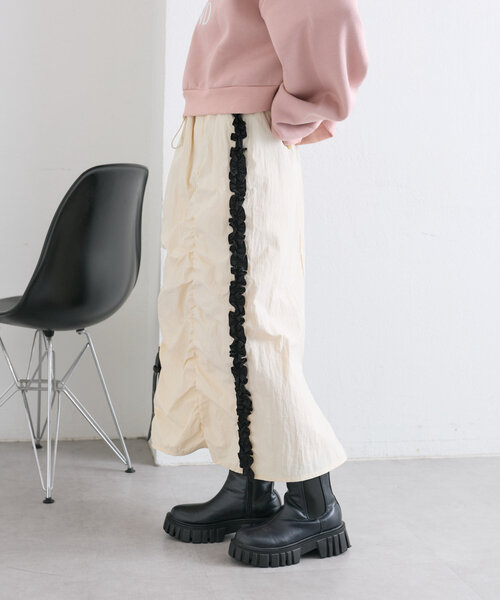 w closet（ダブルクローゼット）の「サイドラインフリルスカート（スカート・レディース・ブラック/アイボリー/ボルドー・FREE）」の7枚目の写真