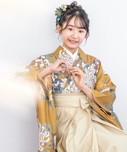 SOUBIEN(ソウビエン)の「floroハイジュニア袴4点セット(着物・襦袢・下帯・袴)(着物・キッズ・ホワイト系その他/ブルー系1/ブルー系3/ベージュ系1/ベージュ系2/レッド系/イエロー系/ブルー系2/ブルー系/ベージュ系/ブラウン系/ピンク系1/ブラック系/ピンク系・SS/S/M/L/LL)」の1枚目の写真