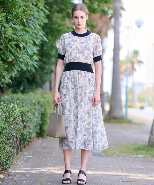 DRESSTERIOR（ドレステリア）の「【大人百花春号掲載 モデル美香さん着用】シアーフラワープリントハーフスリーブワンピース（ワンピース・レディース・ベージュ系その他3/ブラック系・36/34/38）」の4枚目の写真