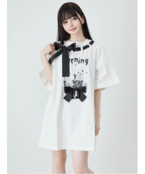 Jamie エーエヌケー(ジェイミーエーエヌケー)の「ゴシックプリントBIGTE(Tシャツ/カットソー・レディース・ホワイト/ブラック・M)」の2枚目の写真