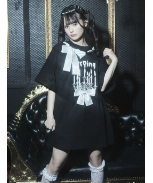 Jamie エーエヌケー(ジェイミーエーエヌケー)の「ゴシックプリントBIGTE(Tシャツ/カットソー・レディース・ホワイト/ブラック・M)」の1枚目の写真