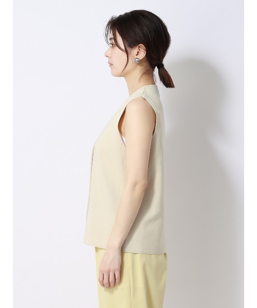 SUIT SQUARE（スーツスクエア）の「Vネックニットジレ ハンドウォッシュ 無地（ベスト・レディース・ブラック系/アイボリー系・38(9号)）」の8枚目の写真