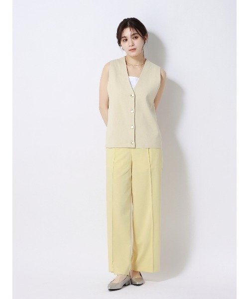 SUIT SQUARE（スーツスクエア）の「Vネックニットジレ ハンドウォッシュ 無地（ベスト・レディース・ブラック系/アイボリー系・38(9号)）」の11枚目の写真