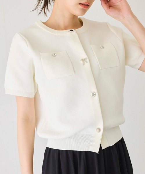 Jayro（ジャイロ）の「ビジューアソートボタン半袖カーディガン（カーディガン/ボレロ・レディース・ブラック/ホワイト系その他/ピンク・M）」の2枚目の写真