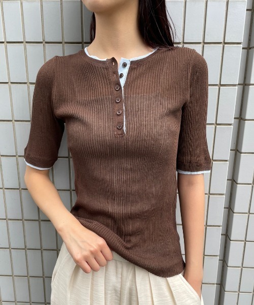 AIC.(エーアイシー)の「シアーリブヘンリーネックトップス(その他トップス・レディース・アイボリー/ブラウン/チャコールグレー・FREE)」の3枚目の写真