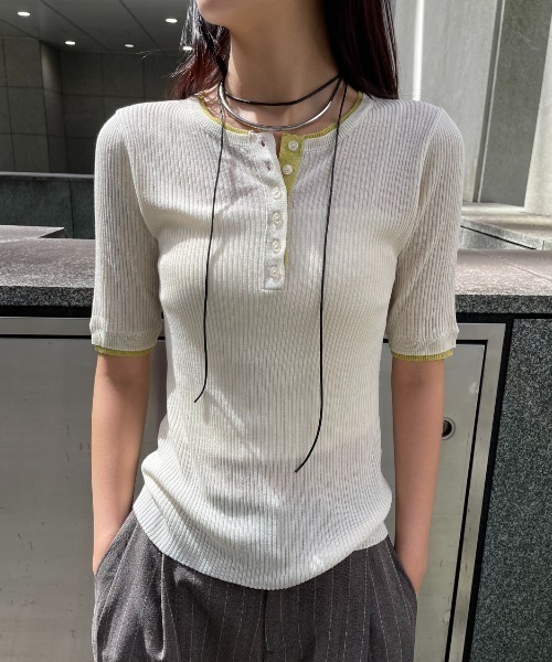 AIC.(エーアイシー)の「シアーリブヘンリーネックトップス(その他トップス・レディース・アイボリー/ブラウン/チャコールグレー・FREE)」の2枚目の写真