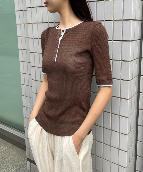 AIC.(エーアイシー)の「シアーリブヘンリーネックトップス(その他トップス・レディース・アイボリー/ブラウン/チャコールグレー・FREE)」の6枚目の写真