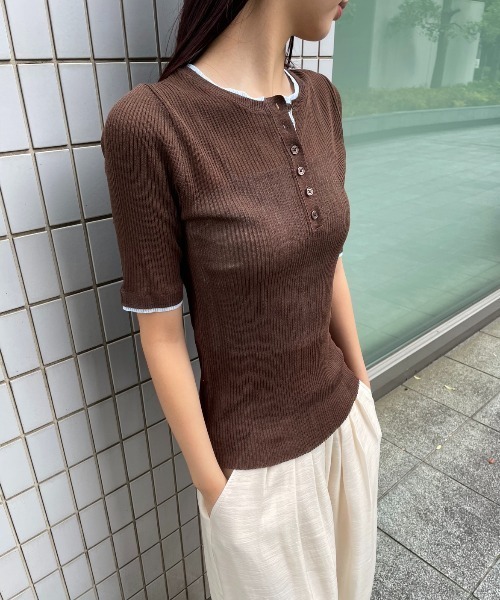 AIC.(エーアイシー)の「シアーリブヘンリーネックトップス(その他トップス・レディース・アイボリー/ブラウン/チャコールグレー・FREE)」の7枚目の写真